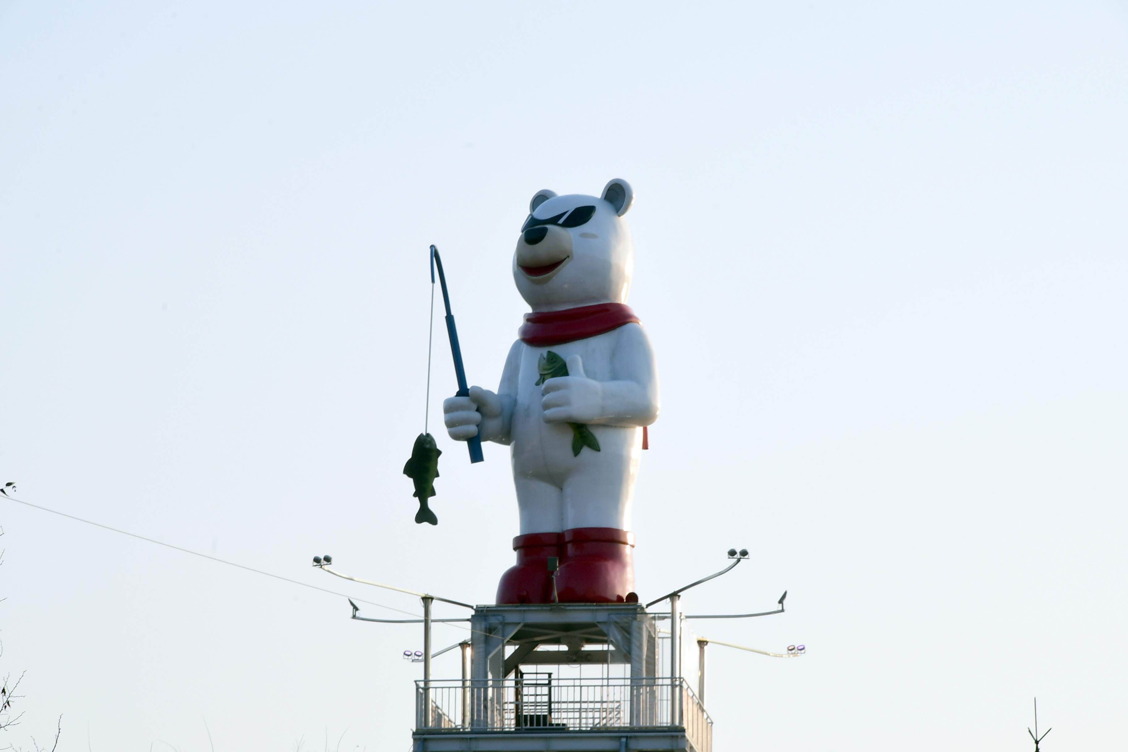 2020 화천산천어축제장 얼곰이 동상 전경 의 사진