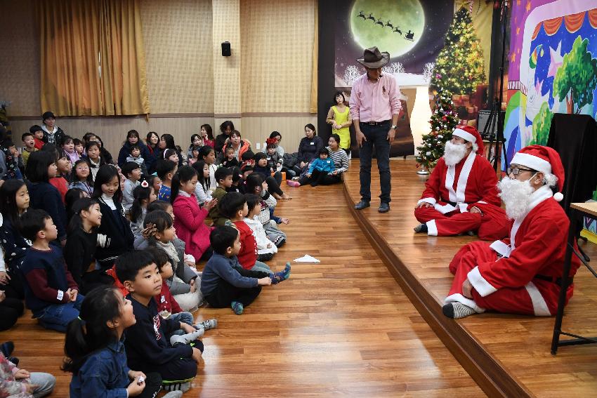 2016 어린이도서관 일일 산타 행사 의 사진