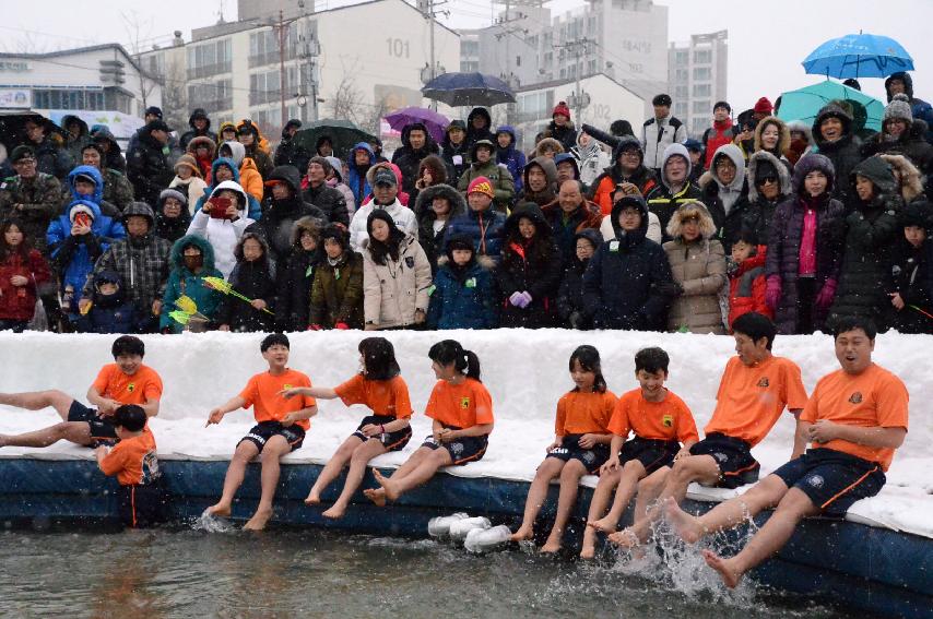 2017 화천산천어축제 산천어 맨손잡기 전경 의 사진