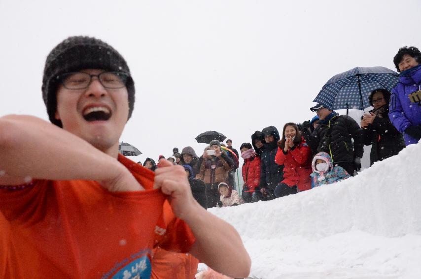 2017 화천산천어축제 산천어 맨손잡기 전경 의 사진