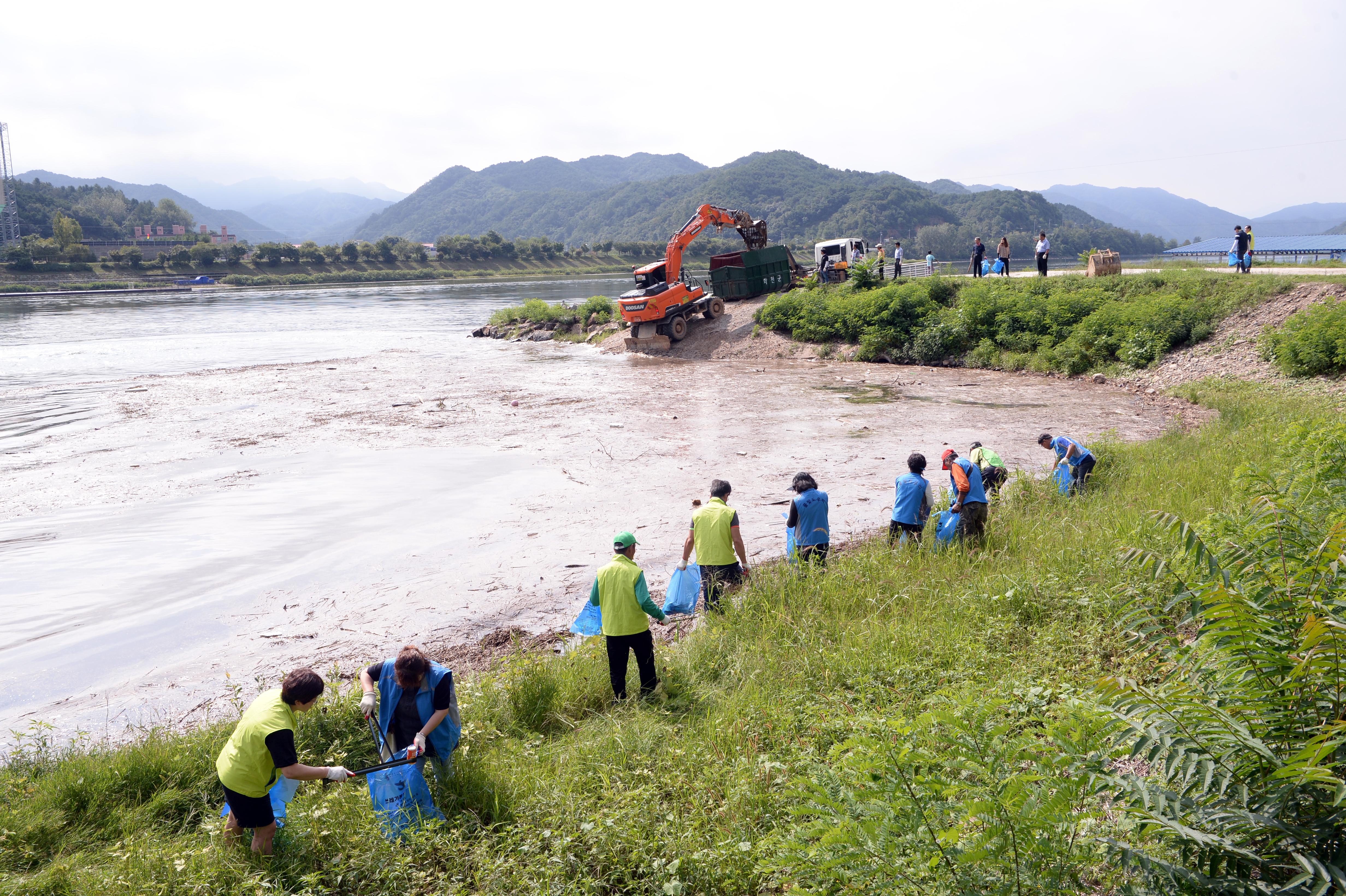 화천천 북한강 수변 환경정화 작업 의 사진