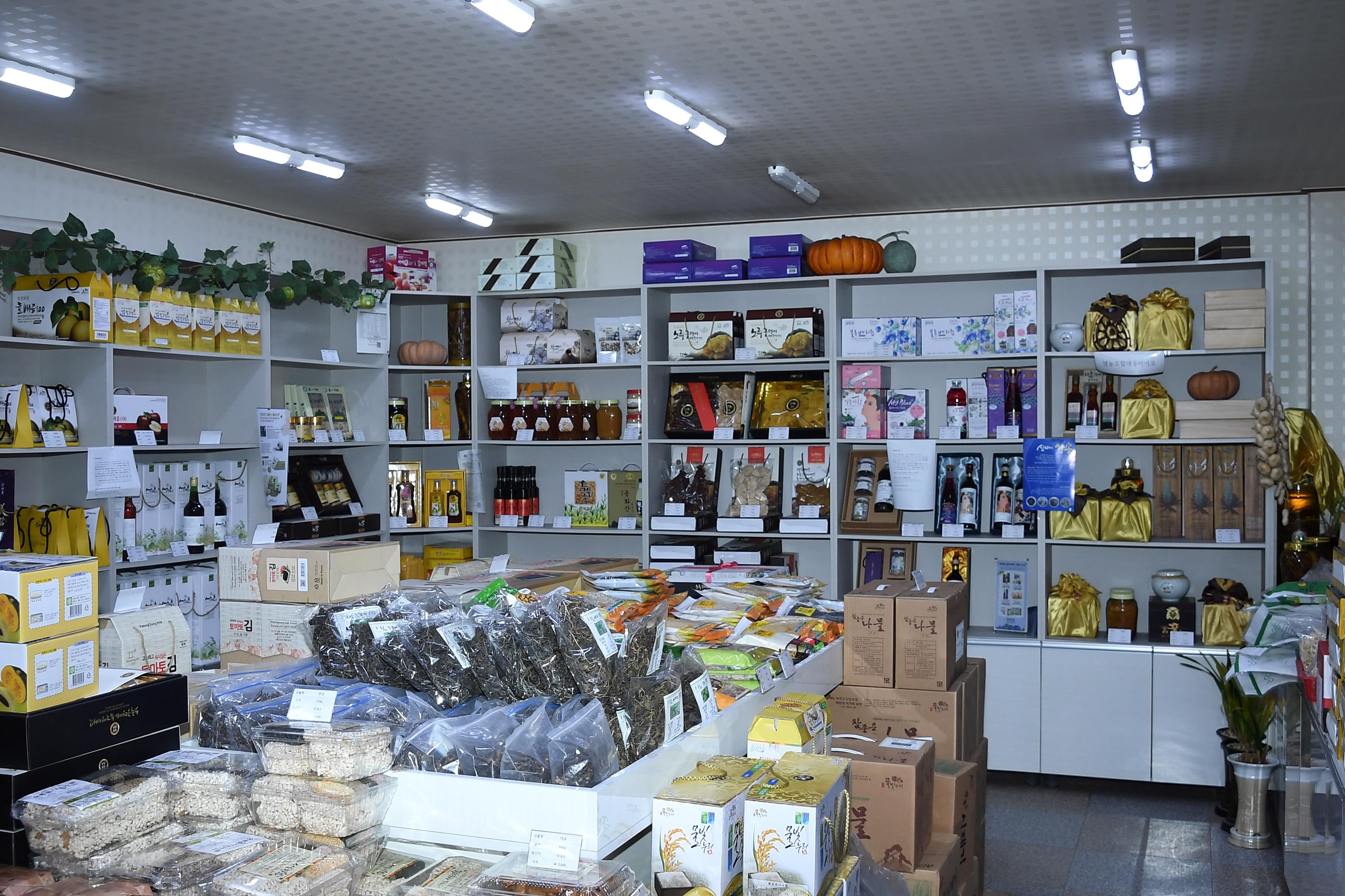 2019 화천산천어축제 농특축산물 판매장 전경 의 사진