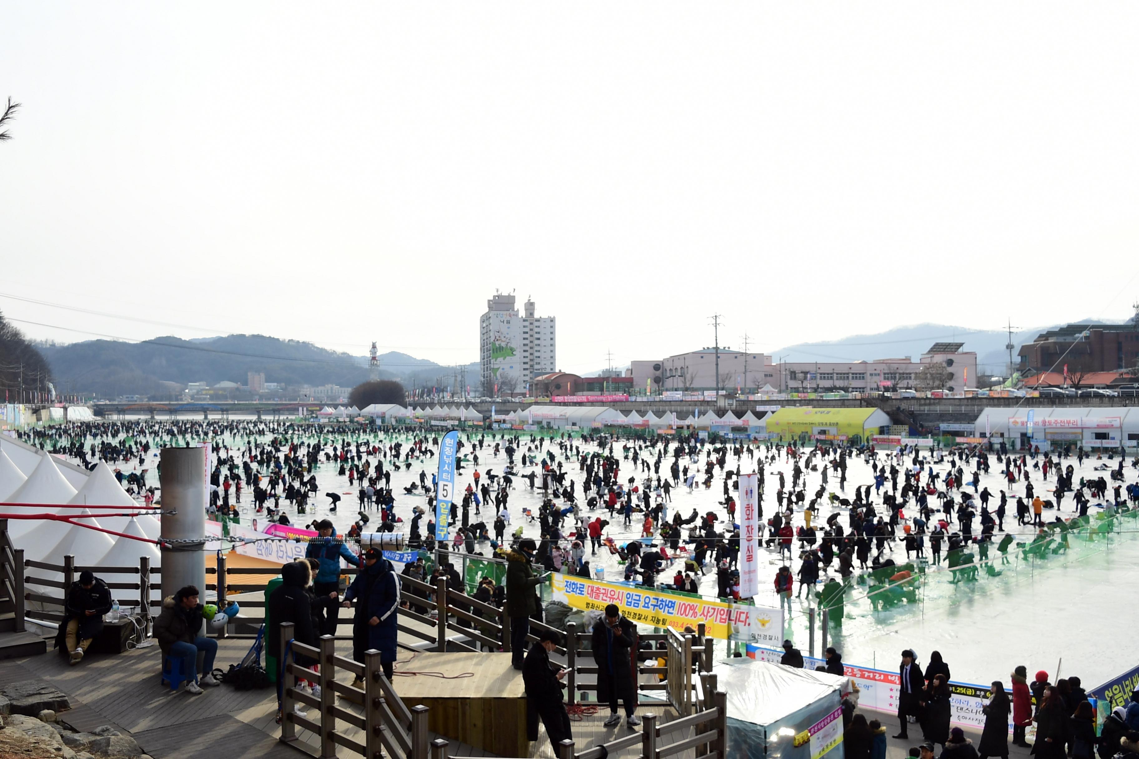 2019 화천산천어축제장 하늘가르기 전경 의 사진