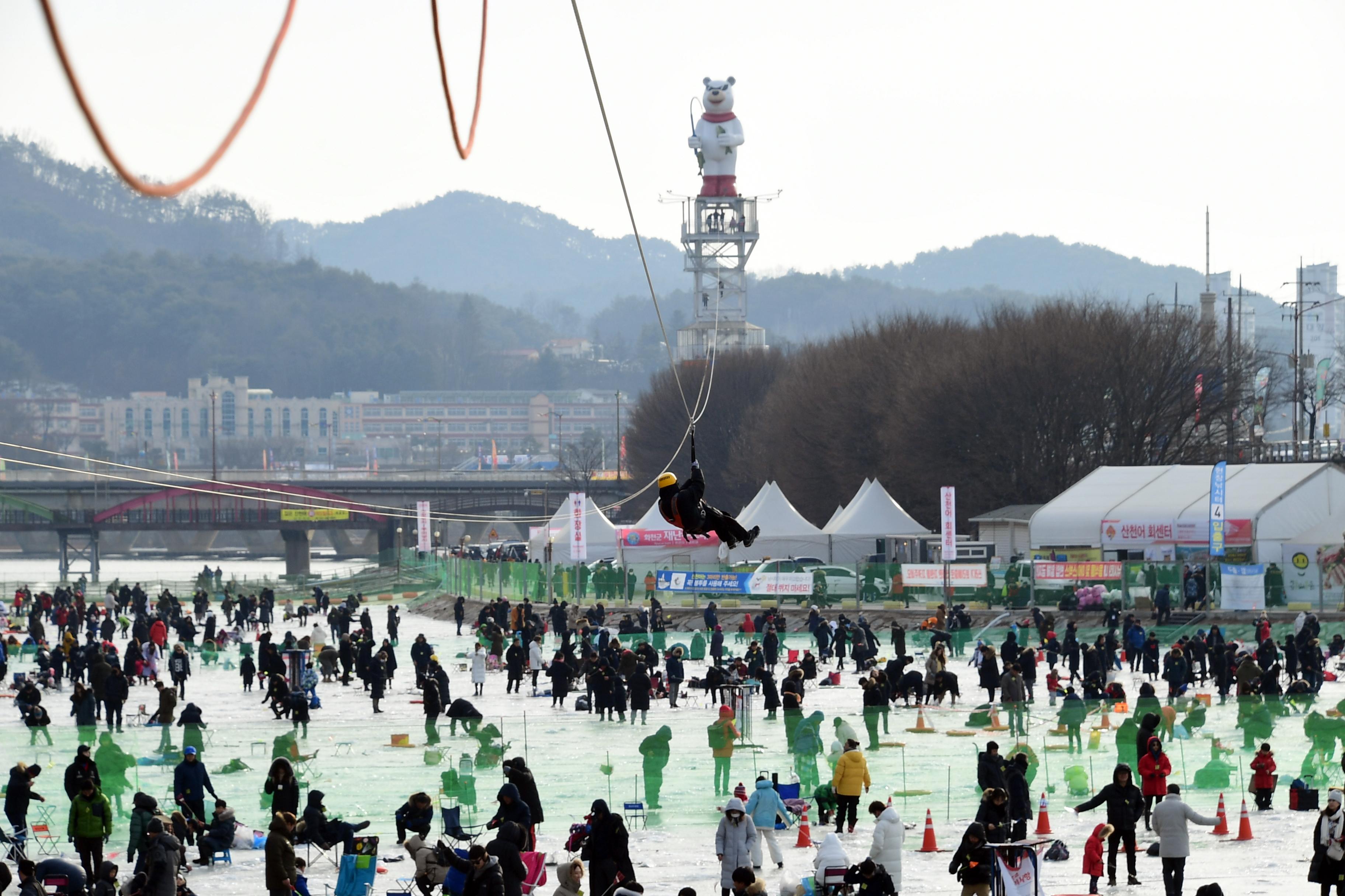 2019 화천산천어축제장 하늘가르기 전경 의 사진