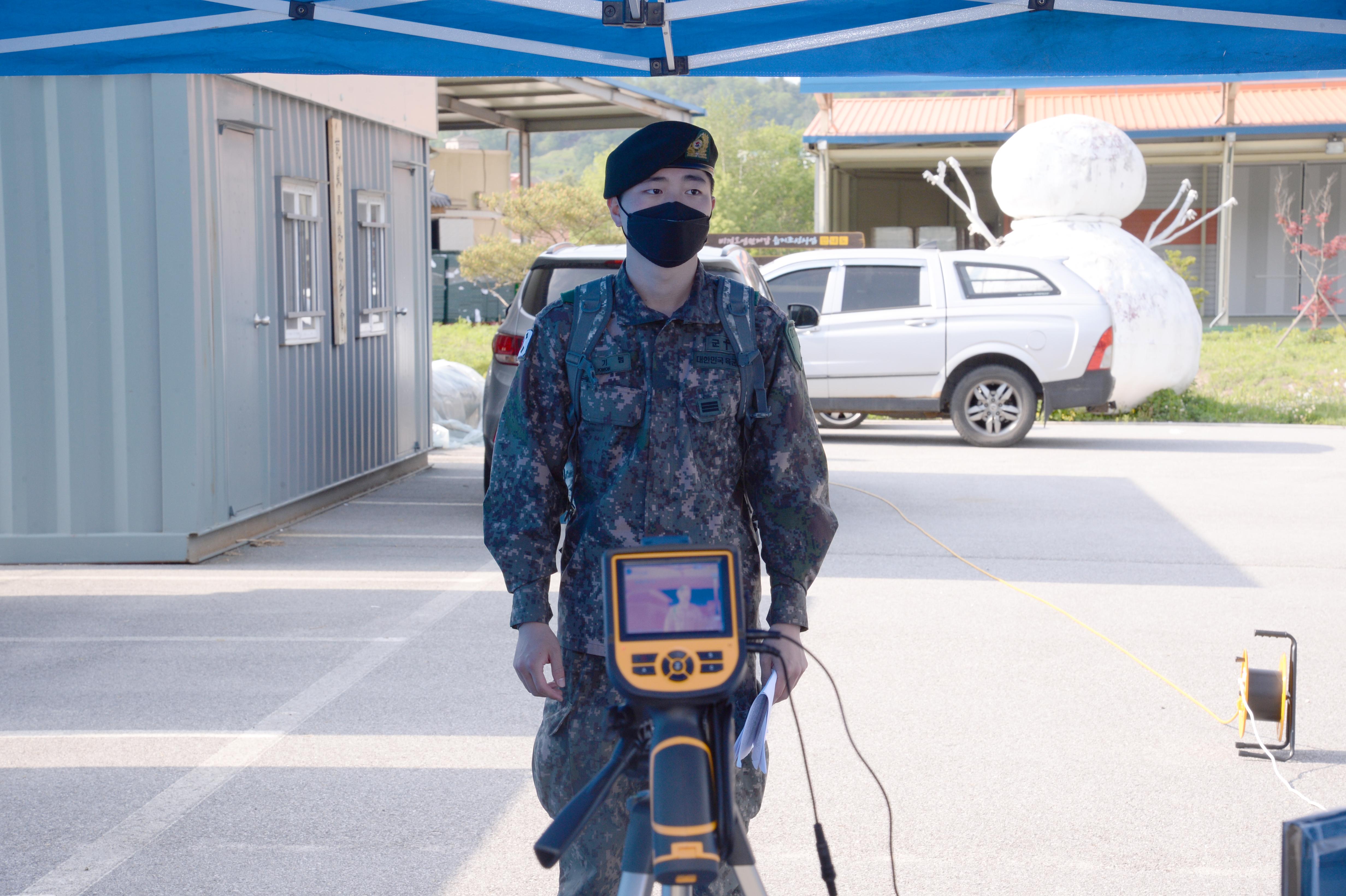 2020 육군 제27보병사단 휴가 귀가자 코로나19 대응 방역 발열 접검 의 사진