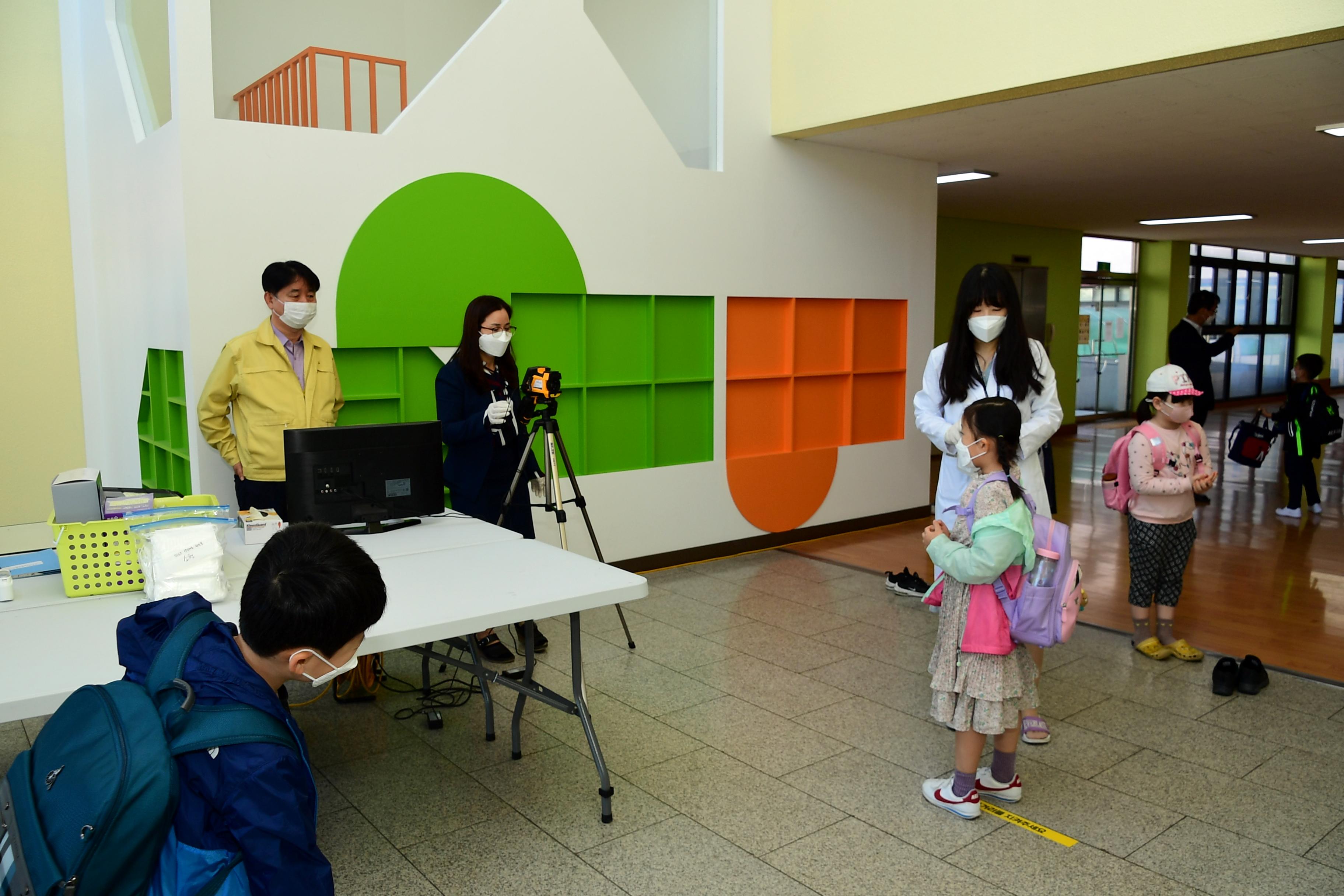 2020 코로나19 대응 화천초등학교 발열 검사 의 사진