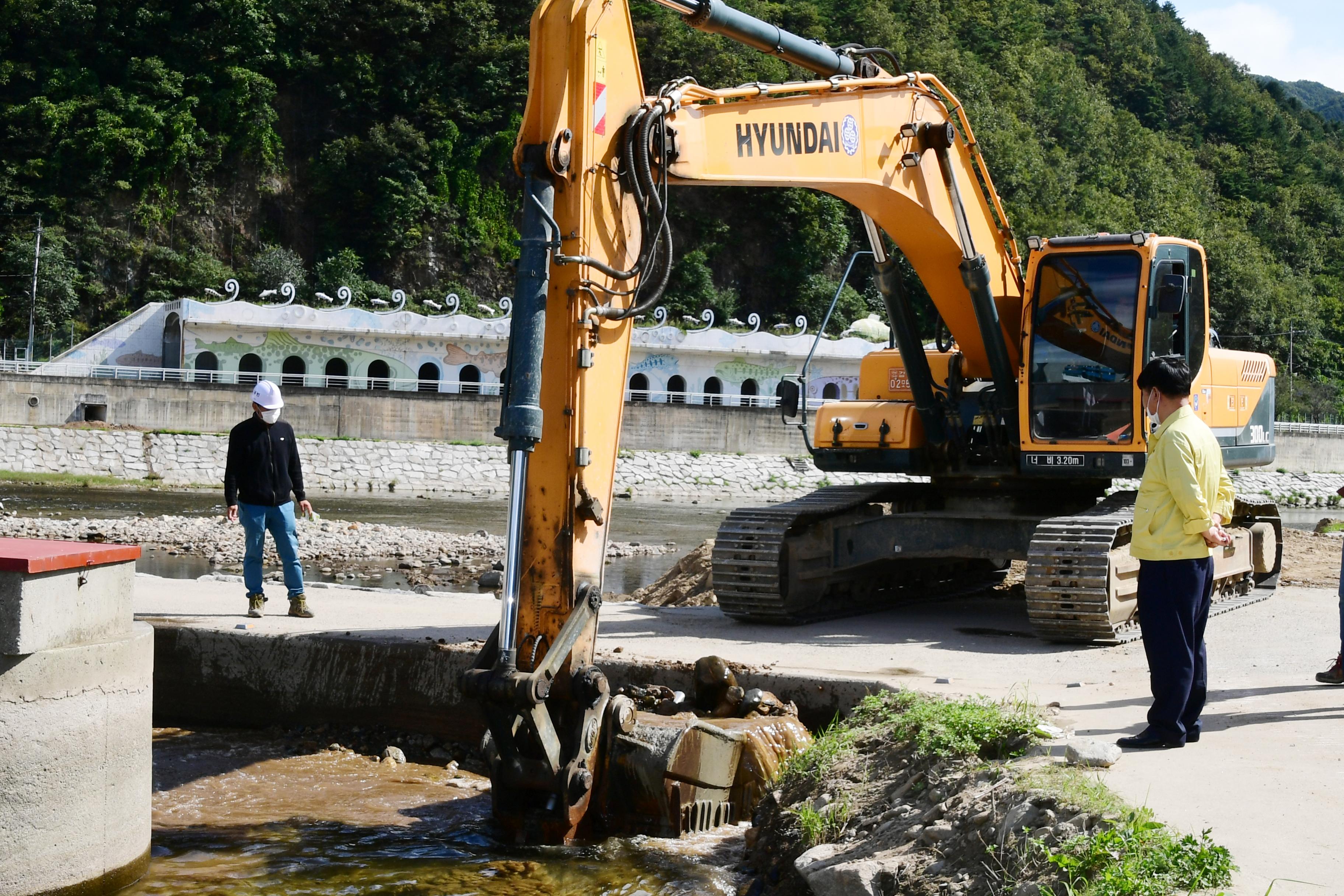 2020 화천산천어축제 관련 화천천 여수로 공사계획 현장 점검 의 사진