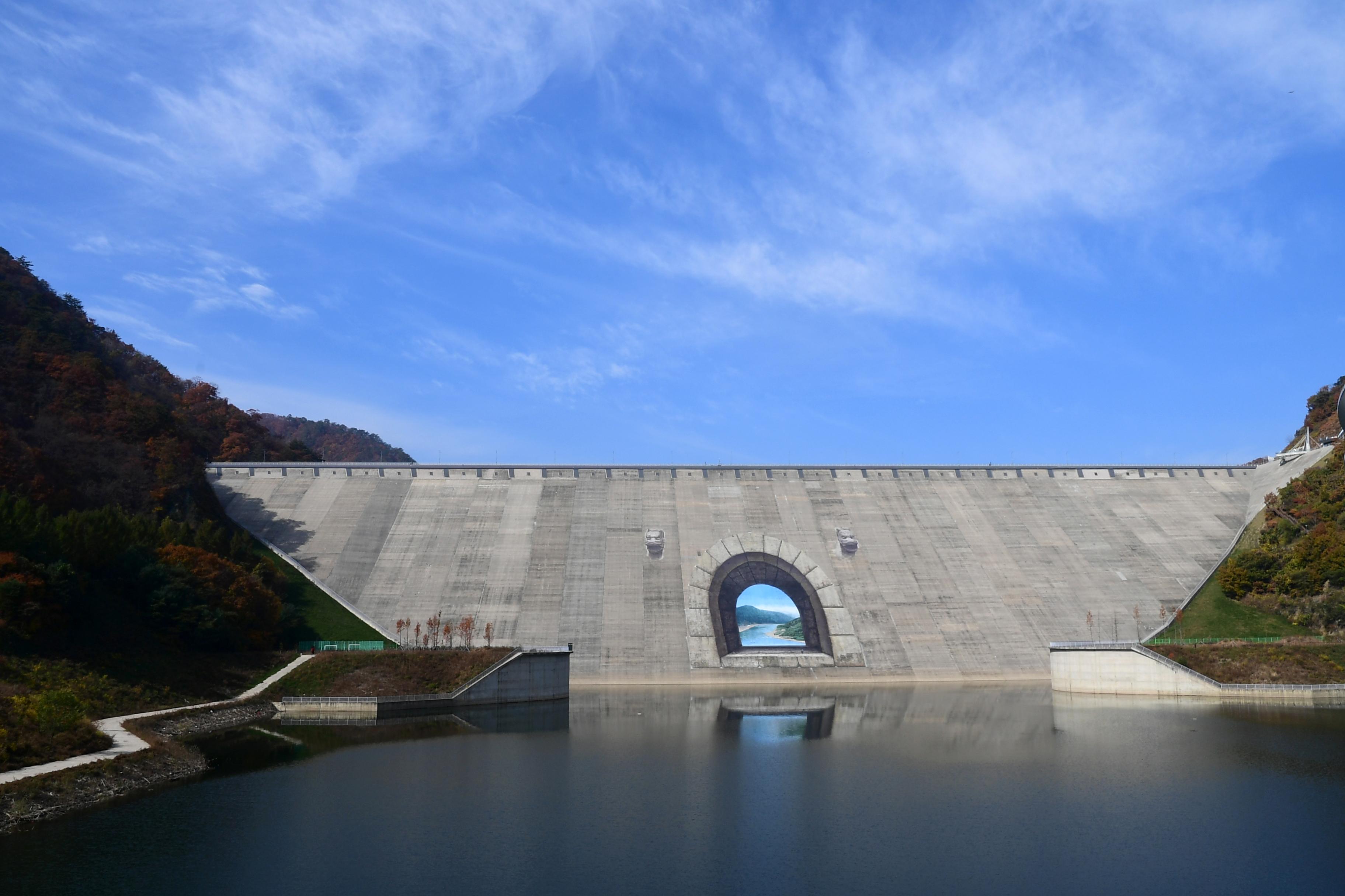 2020 화천평화의 댐 전경 의 사진