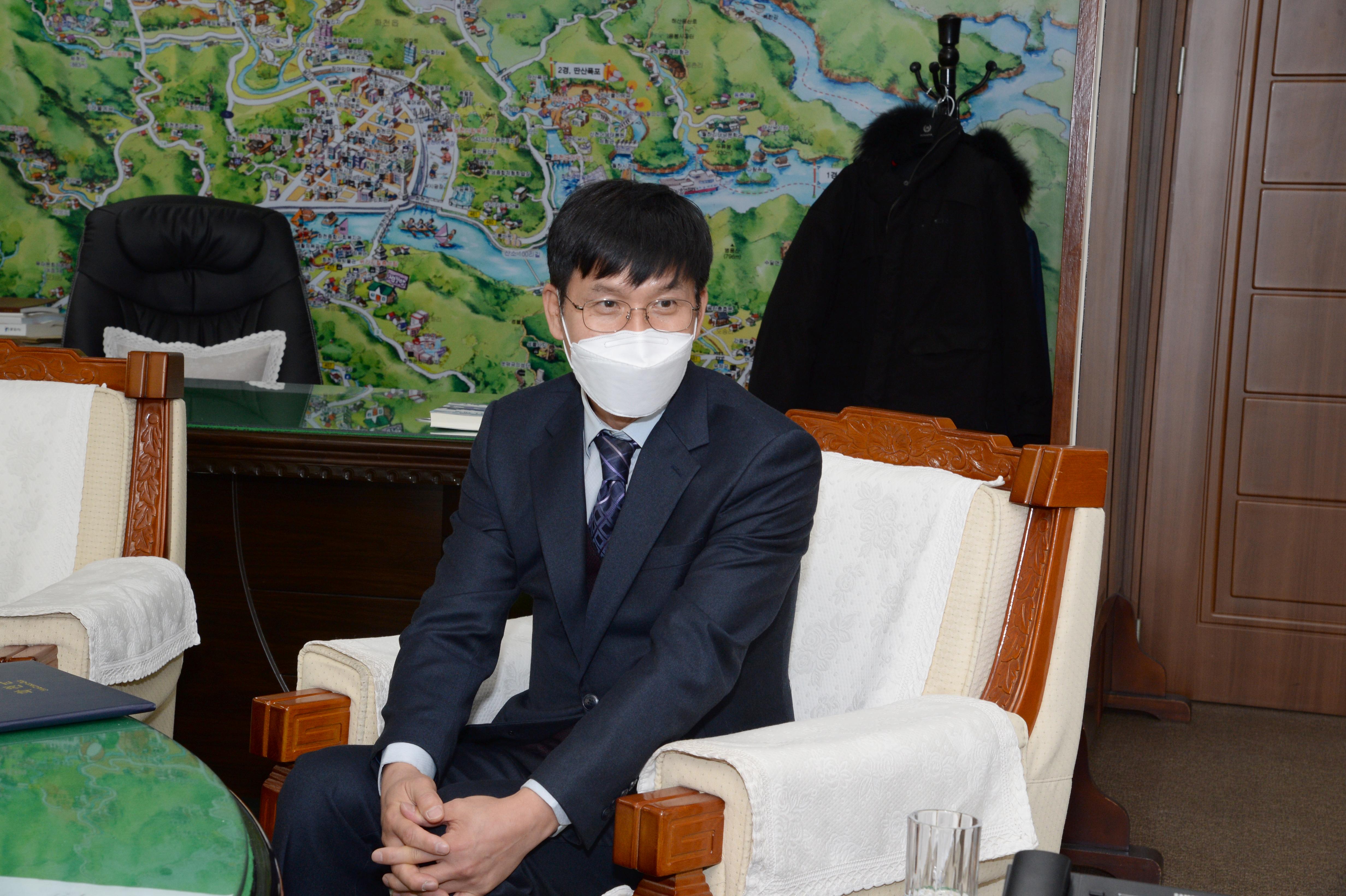 2020 제29대 김용환 화천부군수 부임 인사발령 임용장 수여식 의 사진
