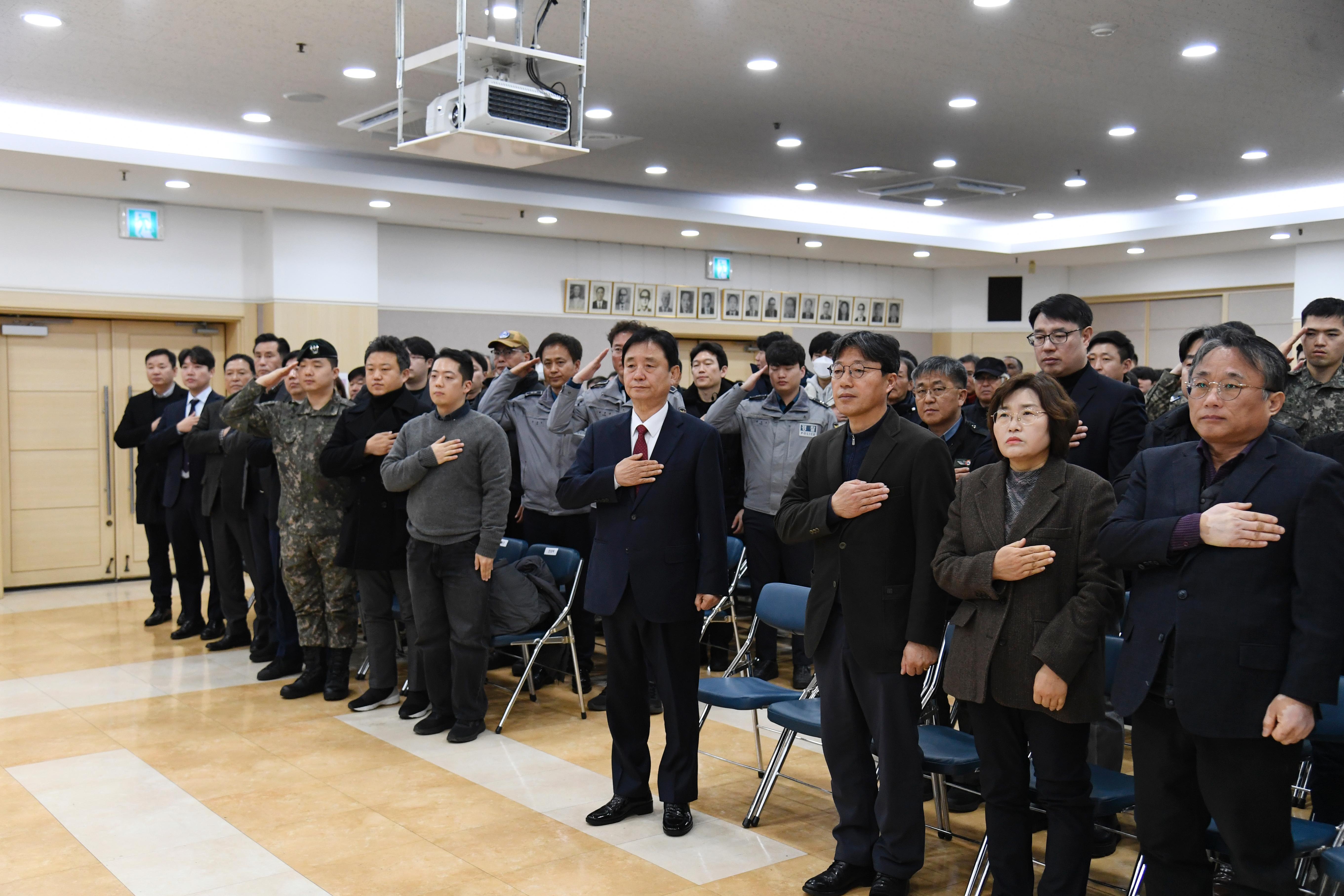 2025년도 2월 월례조회 및 화천산천어축제 유공자 표창장 수여식 의 사진