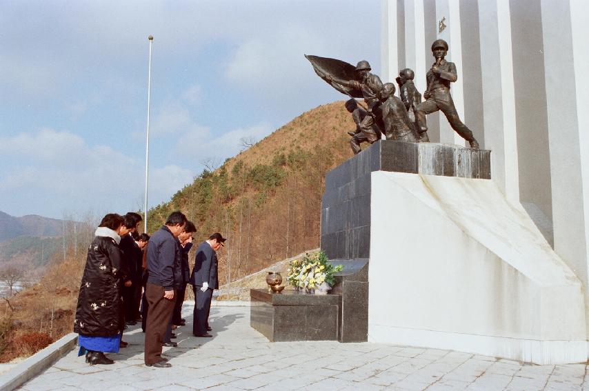 '82년 충열탑 참배 의 사진