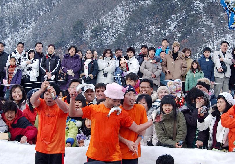 2008산천어축제 산천어 맨손잡기 의 사진