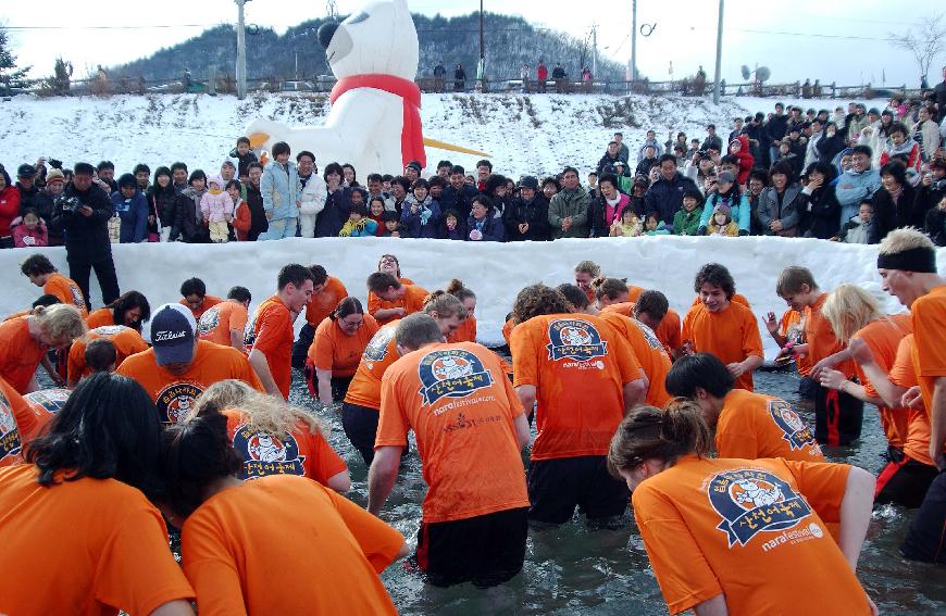 2008산천어축제 산천어 맨손잡기 의 사진