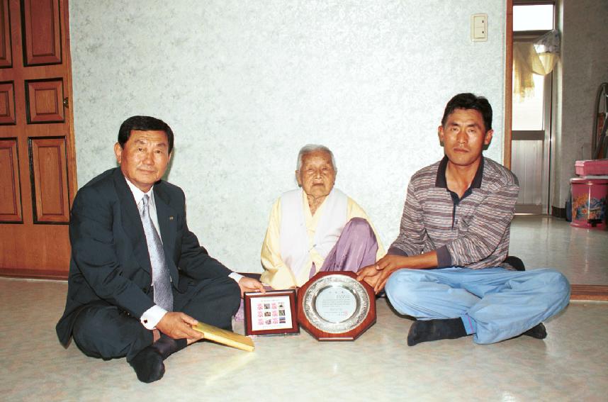 정군100주년기념 104세 임숙자여사 기념패 의 사진