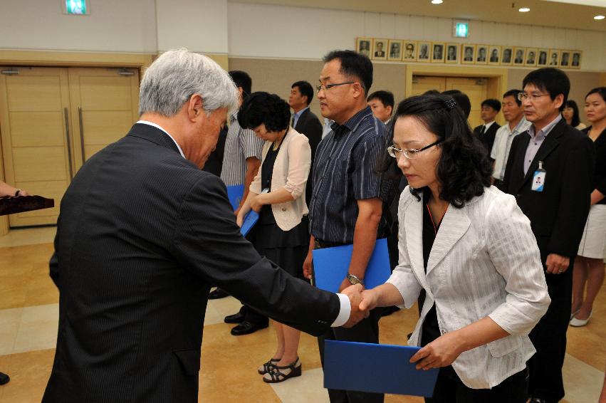 2012년도 인사발령자 임용장 수여식 의 사진