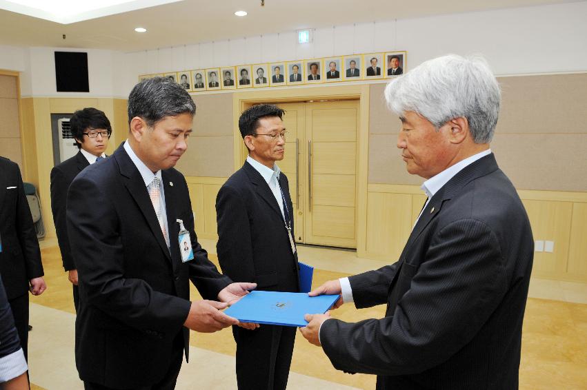 2012년도 인사발령자 임용장 수여식 의 사진