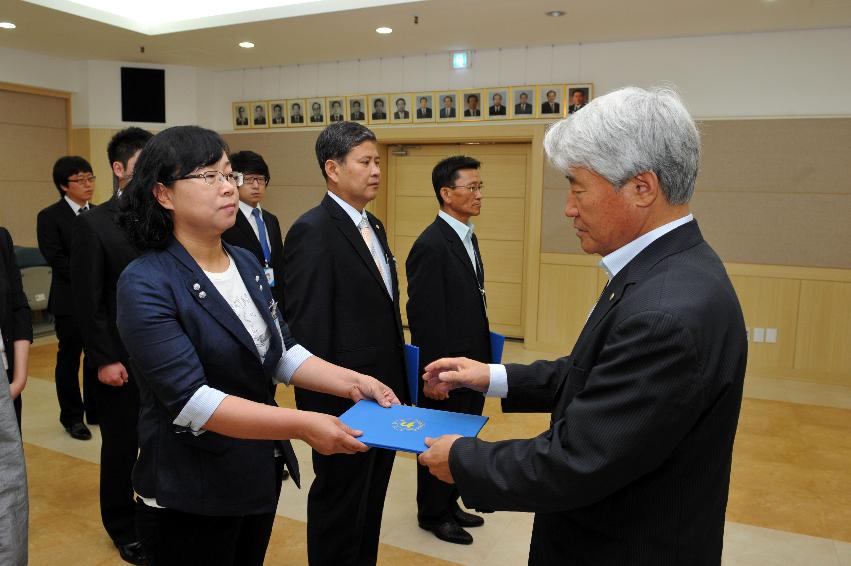 2012년도 인사발령자 임용장 수여식 의 사진