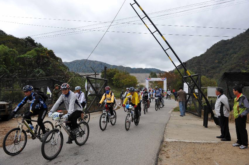 평화누리길 길트기 및 DMZ 자전거 대행진 의 사진