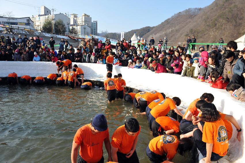 2012년도 산천어축제 맨손잡기 의 사진