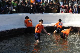 2012년도 산천어축제 맨손잡기 의 사진